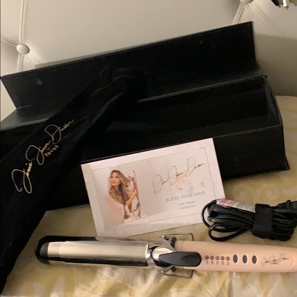Jessie James Decker by Fave 4 curling iron